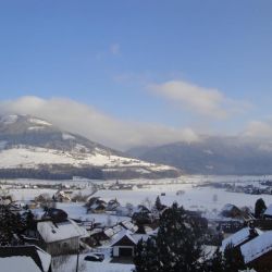 Mit der Morgensonne kuendigt sich eine schoener Skitag an!.jpg