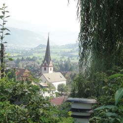 Unser Blick uebern Gartenzaun - so nah am Dorfplatz.jpg