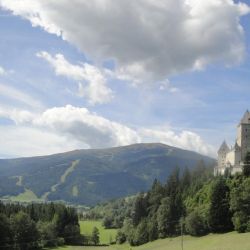 Schloss_Moosham_m_Blick_aufs_Aineck.jpg