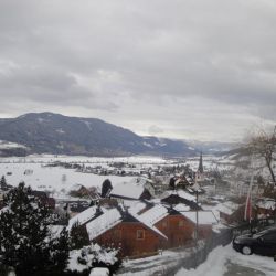 Blick_von unserer Aussichtsterrasse uebern Hausparkplatz auf St.Margarethen.jpg