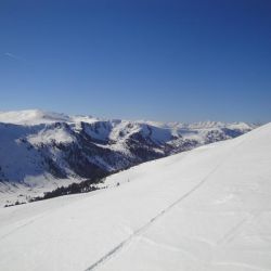 Im Tal die Langlaufloipe auf 1600 m Seehoehe.jpg